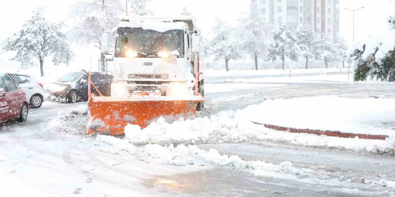 Melikgazi Belediyesi Ekipleri Karla Mücadele İçin Sahada