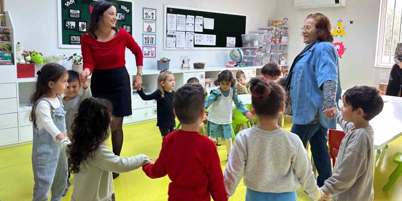 Emekli Öğretmenlerden Miniklere Sıcacık Sürpriz