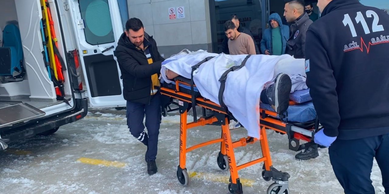 Buzlanan Yolda Tır Devrildi, Baba Ve Oğlu Yaralandı