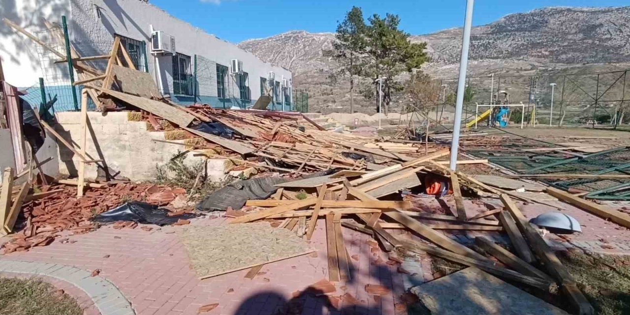Okul, Restoran Ve Evlerin Çatıları Uçtu, Fırtına Hayatı Felç Etti