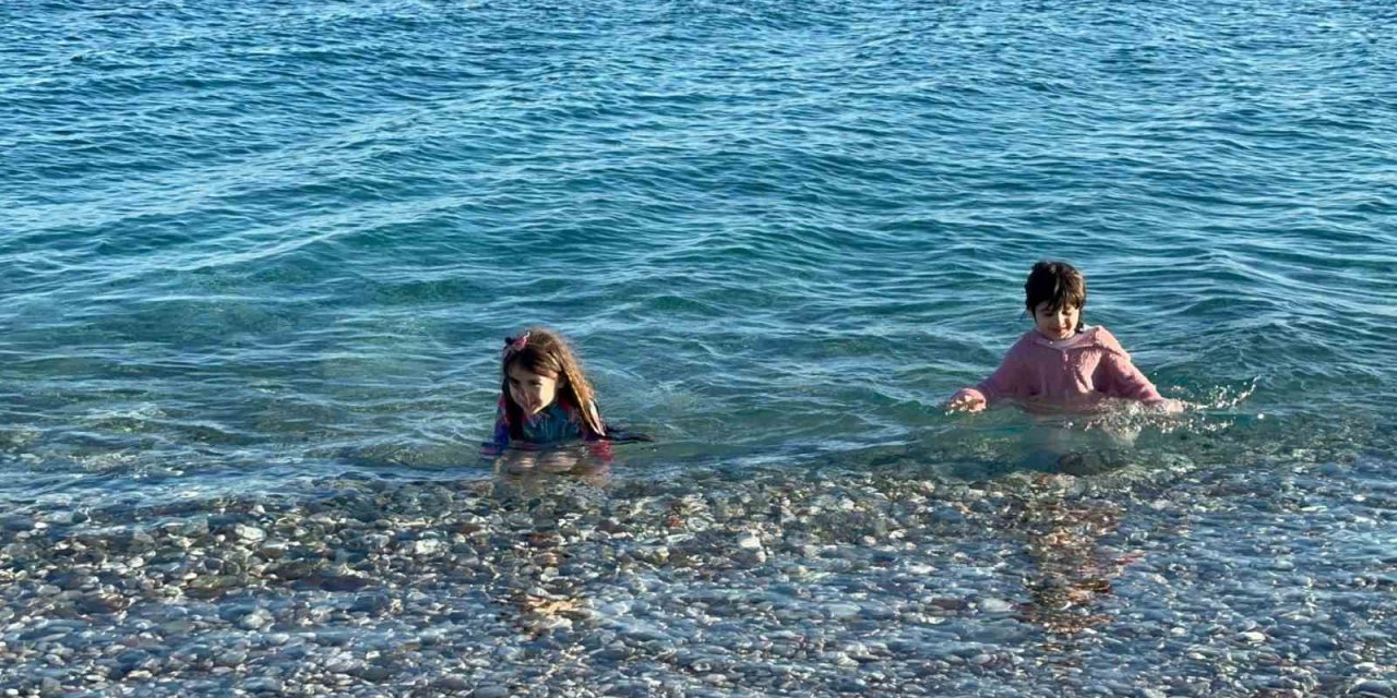 Bir Yanda Fırtına Ve Hortum, Diğer Yanda Deniz Keyfi