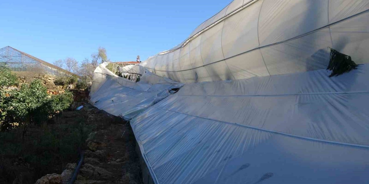 Alanya’da Sağanak Ve Fırtına Sebze İle Meyveleri Vurdu