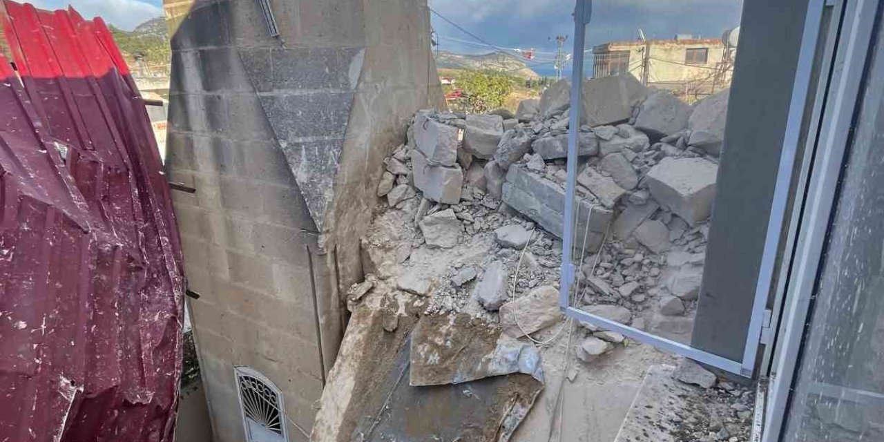 Fırtına Cami Minaresini Yıktı