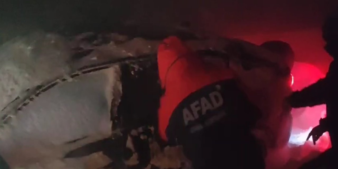 Kara Gömülen Otomobilin Üzerindeki Karları Elleriyle Kazarak Vatandaşları Kurtardılar