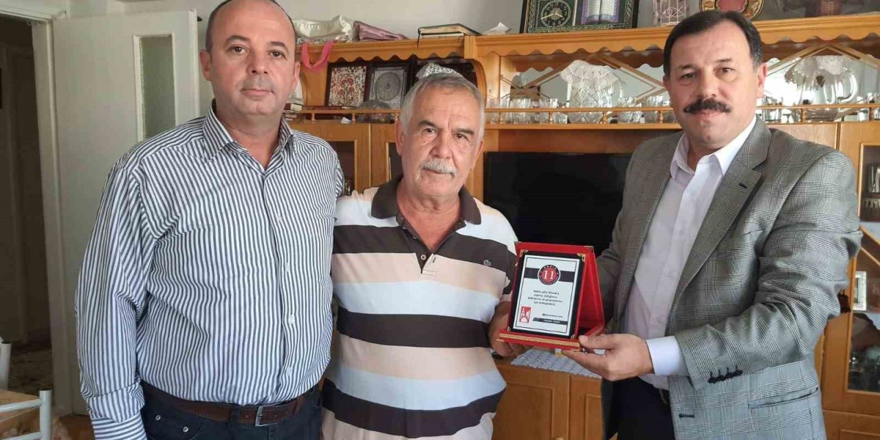 ‘onbir Onbir Bilecikliler Grubu’ndan ‘öğretmenler Günü’nde Emekli Öğretmenlere Plaket Takdimi