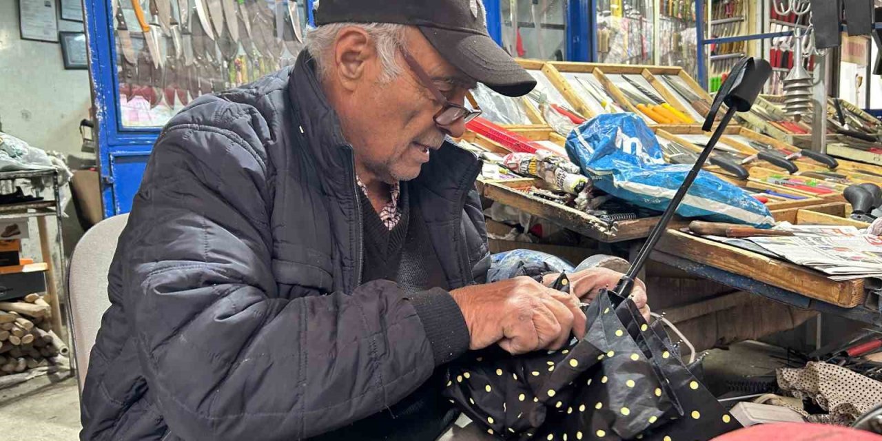 Fırtınalarda Kırılan Şemsiyeler Tamircilerde Yoğunluğa Sebep Oldu