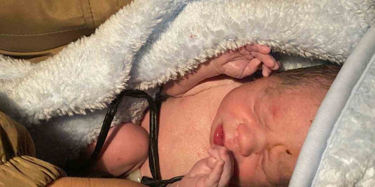 Mahsur Kalan Anne Ekip Arabasında Doğum Yaptı