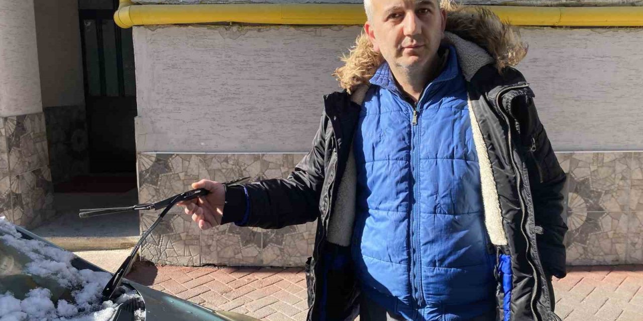 Kimliği Belirsiz Şahıs 10 Aracın Sileceklerini Kırdı, Vatandaşlar Başlarına Gelen Olayı Gazetecilerden Öğrendi