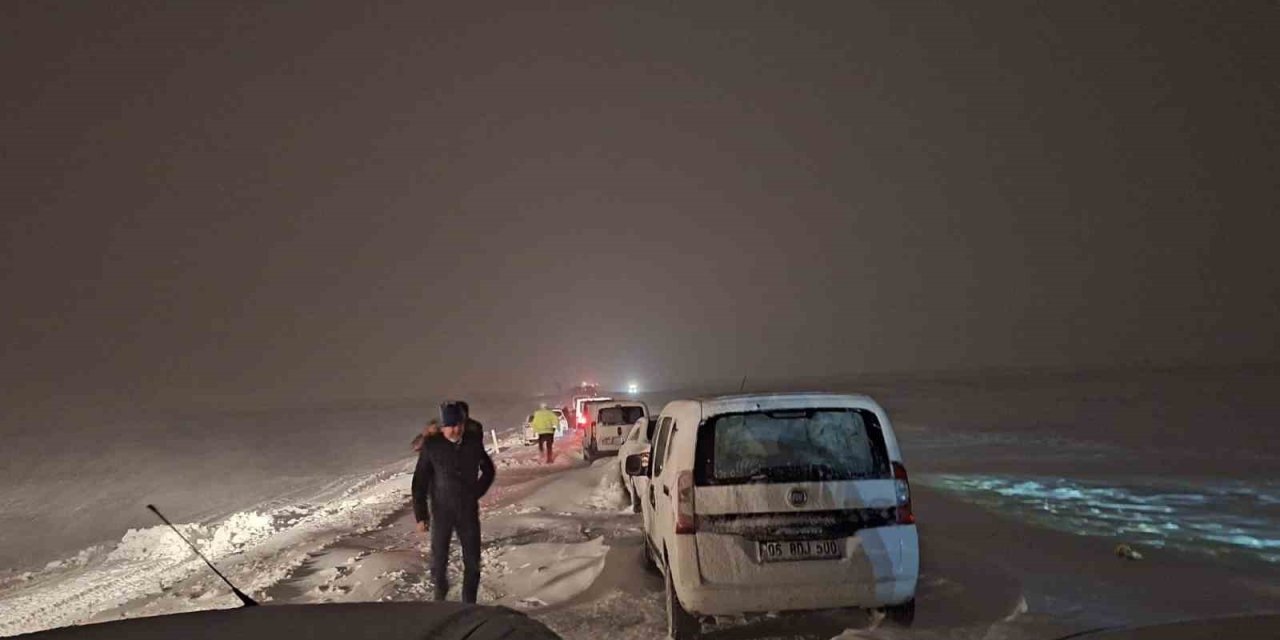 Kayseri’de Tipi Nedeniyle Yolda Mahsur Kalan 100’ü Aşkın Vatandaş Kurtarıldı