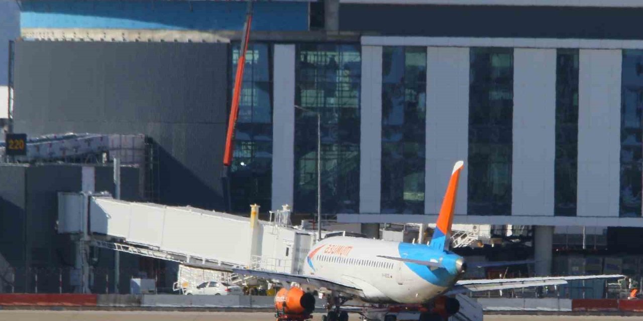 İniş Sırasında Motoru Yanan Uçak Antalya Havalimanı 2’nci Terminal’deki Park Noktasına Alındı