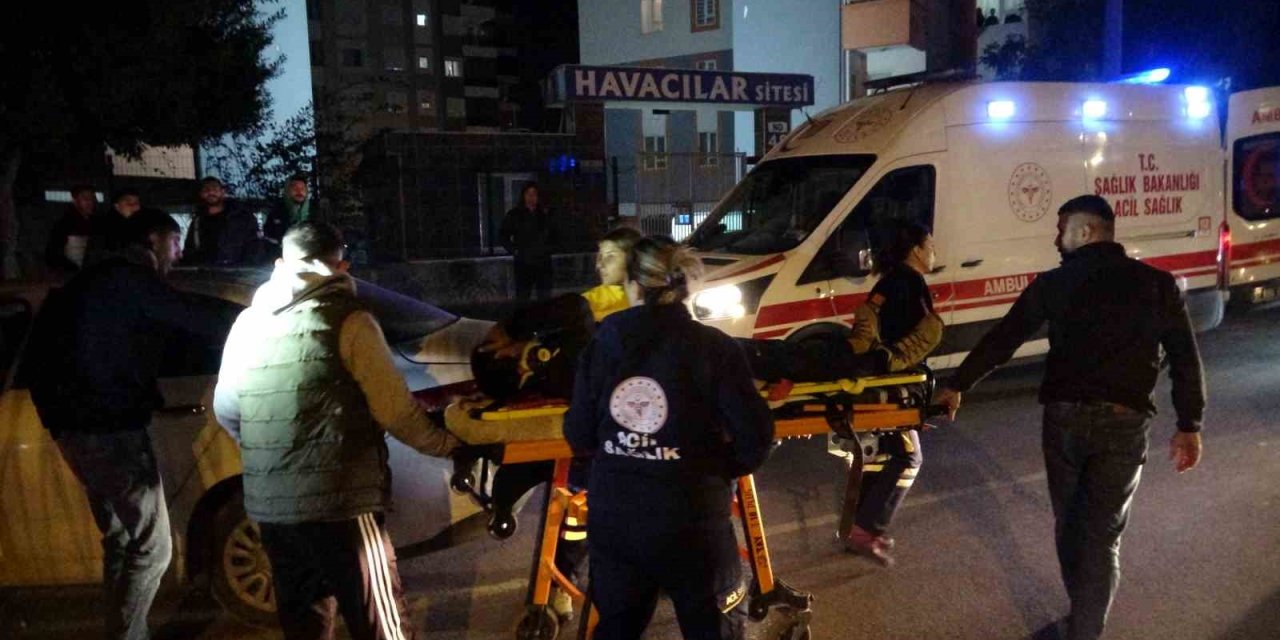 Yayaya Yol Veren Araca Çarptı, Sıkışan Sürücüyü Vatandaşlar Çıkardı