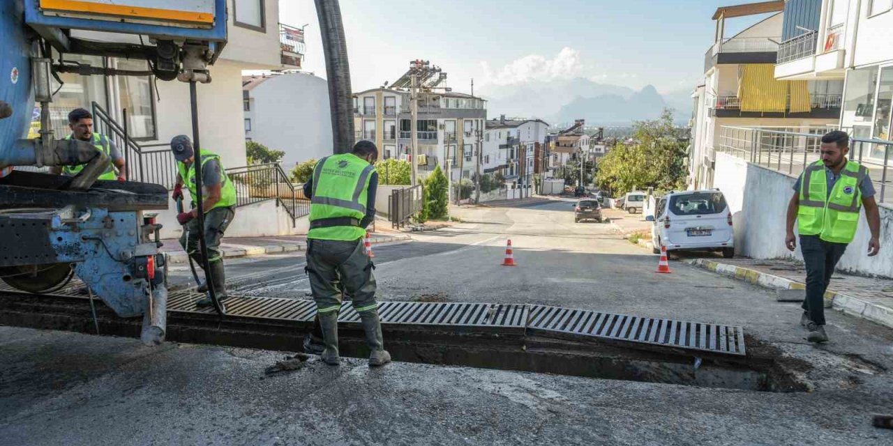 Kepez’de Mazgallar Vakumlu Ekskavatörle Temizleniyor