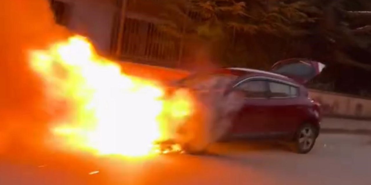 Motor Kısmından Yangın Çıkan Otomobilde Maddi Hasar Oluştu