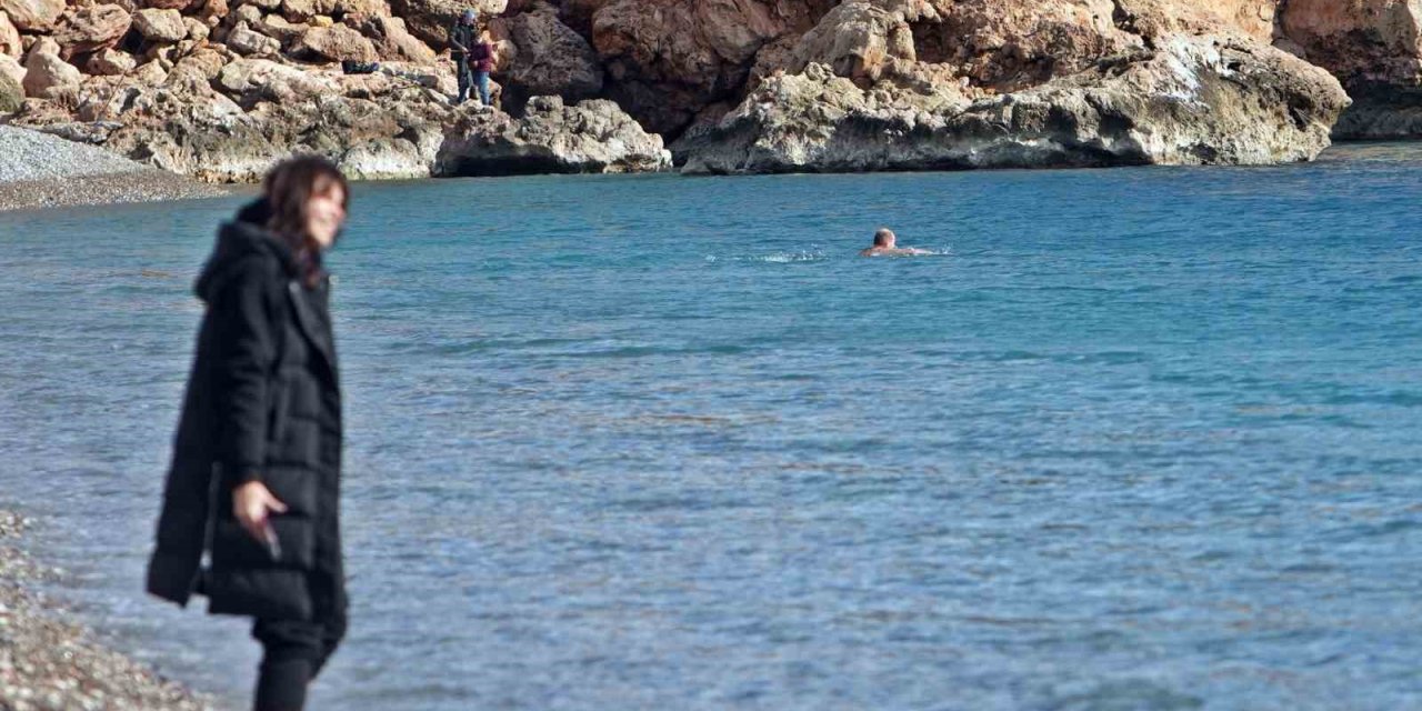 Montlarıyla Geldiler, Isınmak İçin Denize Girdiler