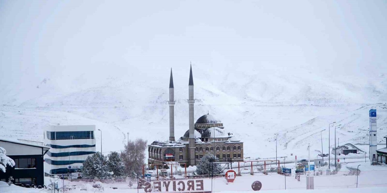 Erciyes’te Kar Kalınlığı 50 Santimi Buldu, Hazırlıklar Hızlandı