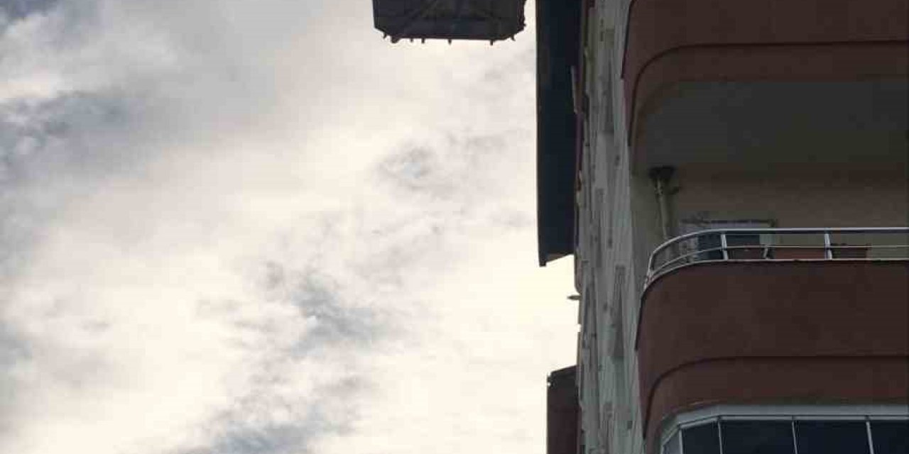 Tarsus’ta Tehlike Arz Eden Çatı Malzemesi Söküldü