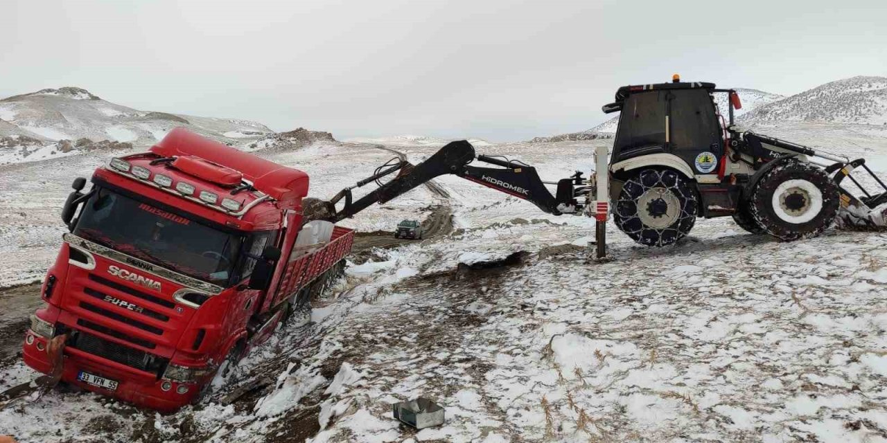 Mersin’de Bin 850 Rakımda Karda Mahsur Kalan 6 Tır 22 Saatlik Çalışmayla Kurtarıldı