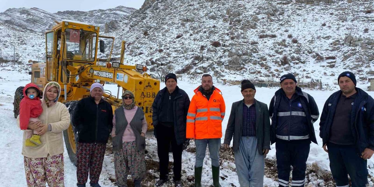 Antalya’da Yaylada Kardan Mahsur Kalan Vatandaşlar Büyükşehir Ekipleri Tarafından Kurtarıldı