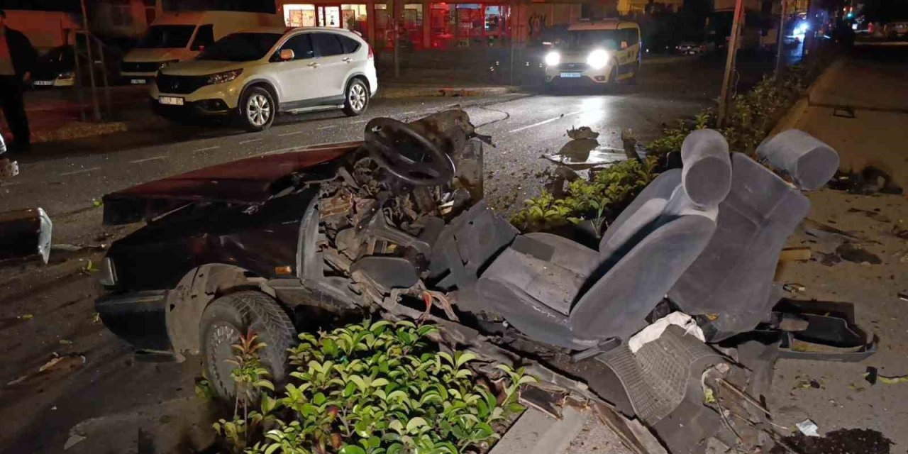 Aydınlatma Direğine Çarpan Otomobil İkiye Bölündü 17 Yaşındaki Genç Kız Hayatını Kaybetti