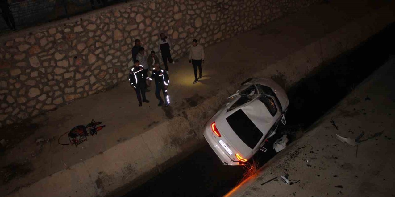 Kafa Kafaya Çarpışan Otomobillerden Biri 7 Metre Derinliğindeki Kanala Uçtu: 2 Yaralı