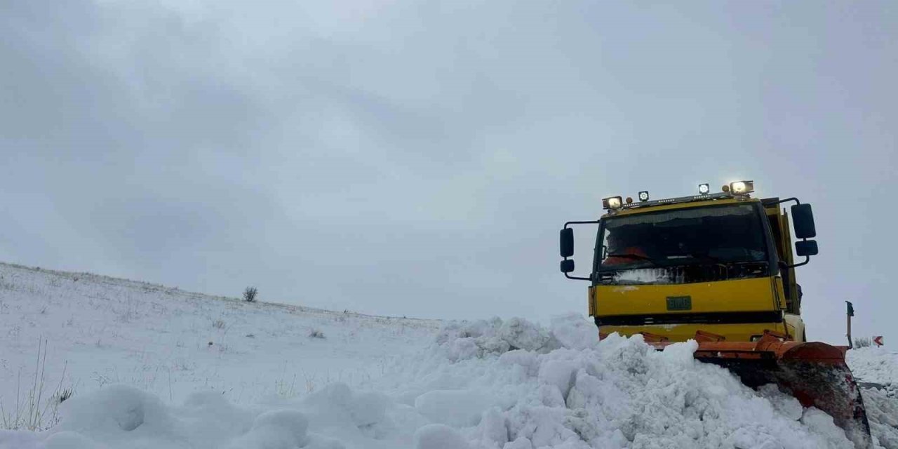 Büyükşehir’in Kırsalda Karla Mücadelesi Etkin Şekilde Sürüyor