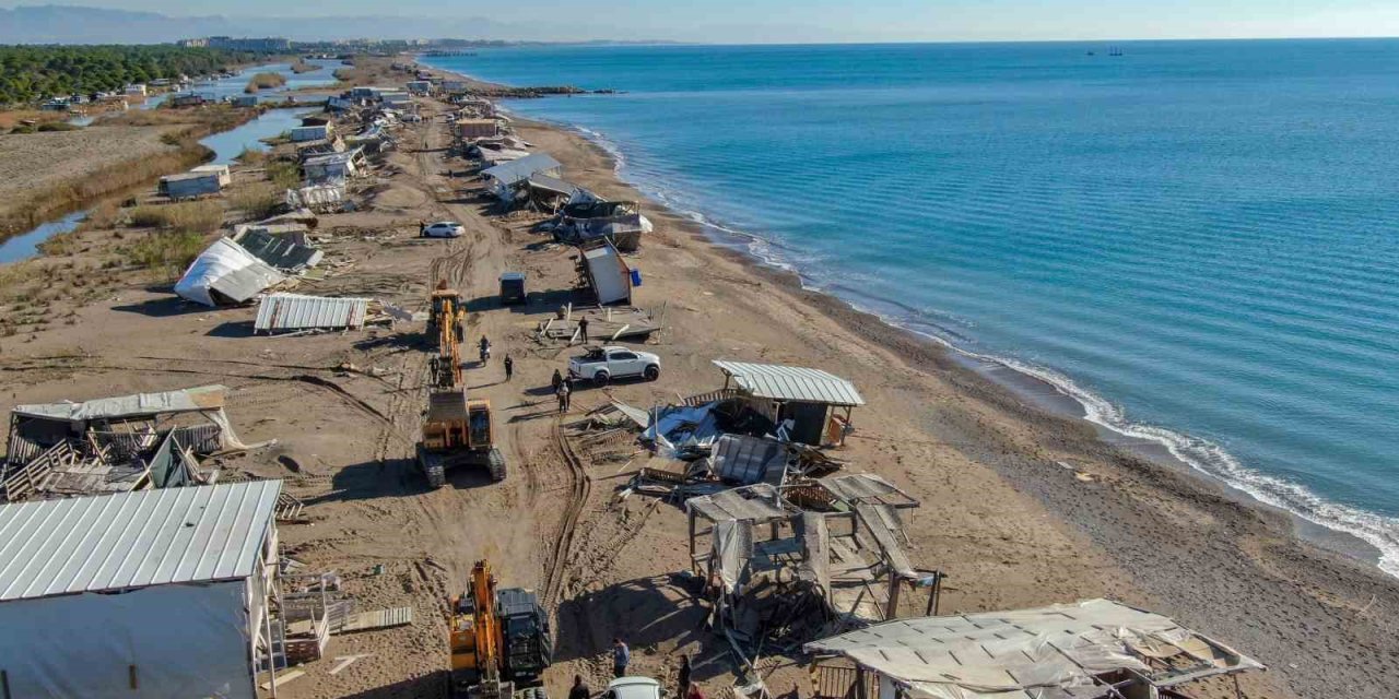 Antalya’da Denize Sıfır Çardaklar Tarihe Karıştı, Sahil Halkın Kullanımına Açılacak