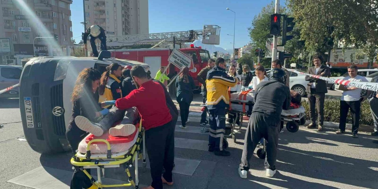 Uyarı Tabelasını Dikkate Almadı, Yan Yatan Araçta Sıkışan 2 Kişiyi İtfaiye Kurtardı