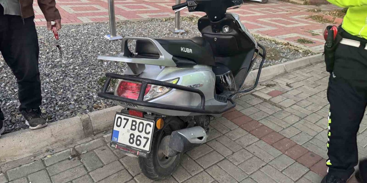 Motosikletle Hafif Ticari Araç Çarpıştı: 1 Yaralı