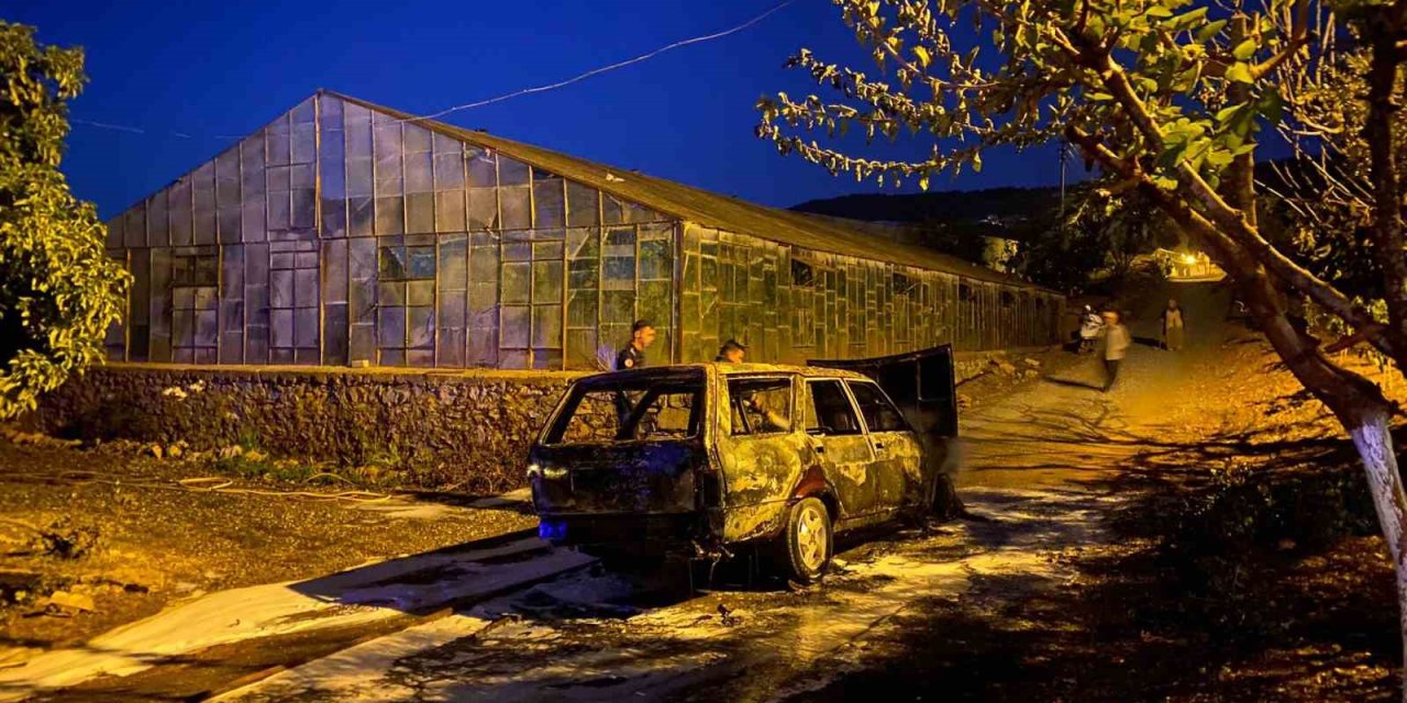 Alev Topuna Dönen Otomobilden Geriye Demir Yığını Kaldı