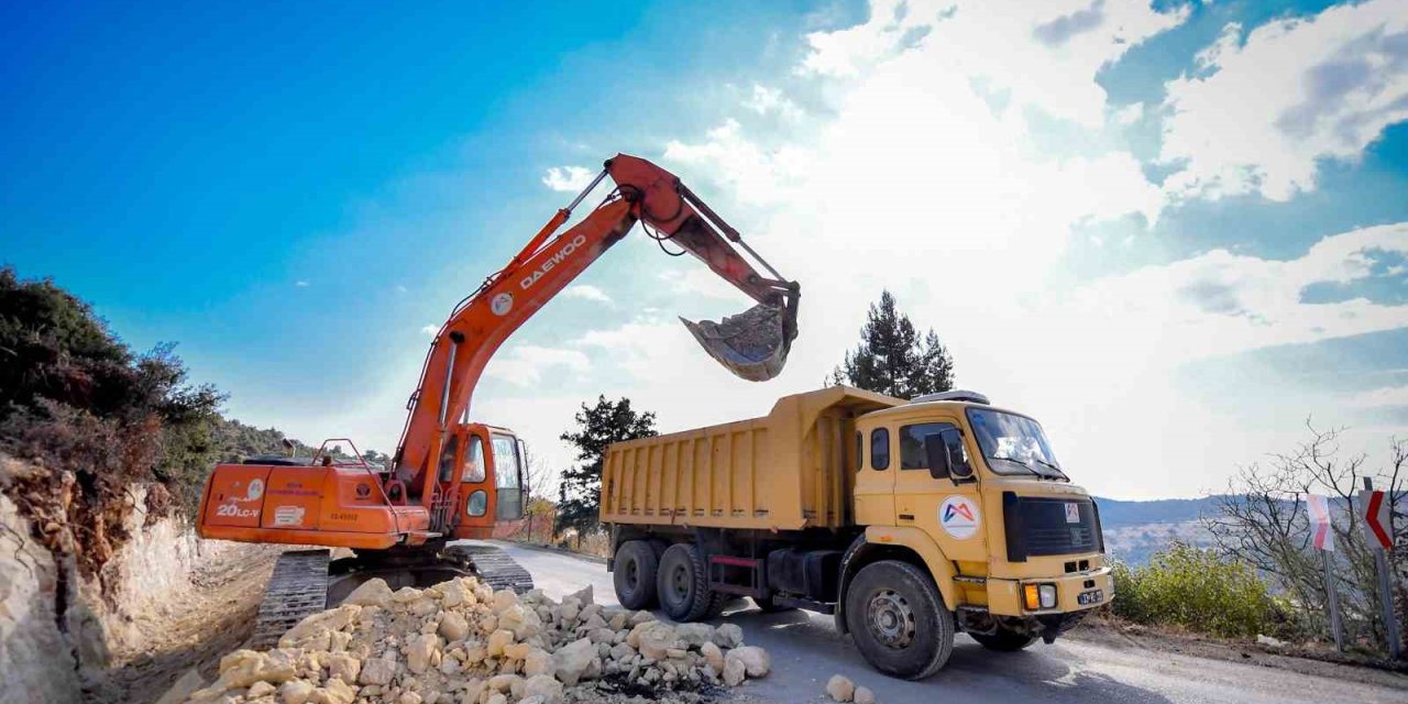 Erdemli’de 17 Kilometrelik Yolda Genişletme Çalışmaları Sürüyor