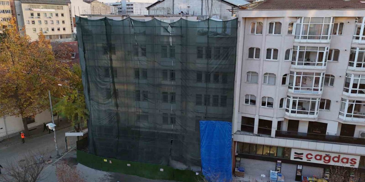 Kısmi Göçük Yaşanan Binanın Makine İle Yıkımı İçin Cadde Ulaşıma Kapatılacak