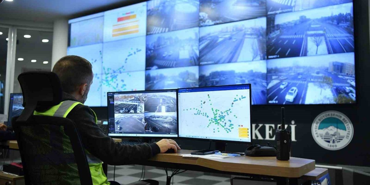 Başkan Büyükkılıç’ın Akıllı Projesi, 159 Kavşakta 400 Kamera İle Karla Mücadeleye Anında Destek Veriyor