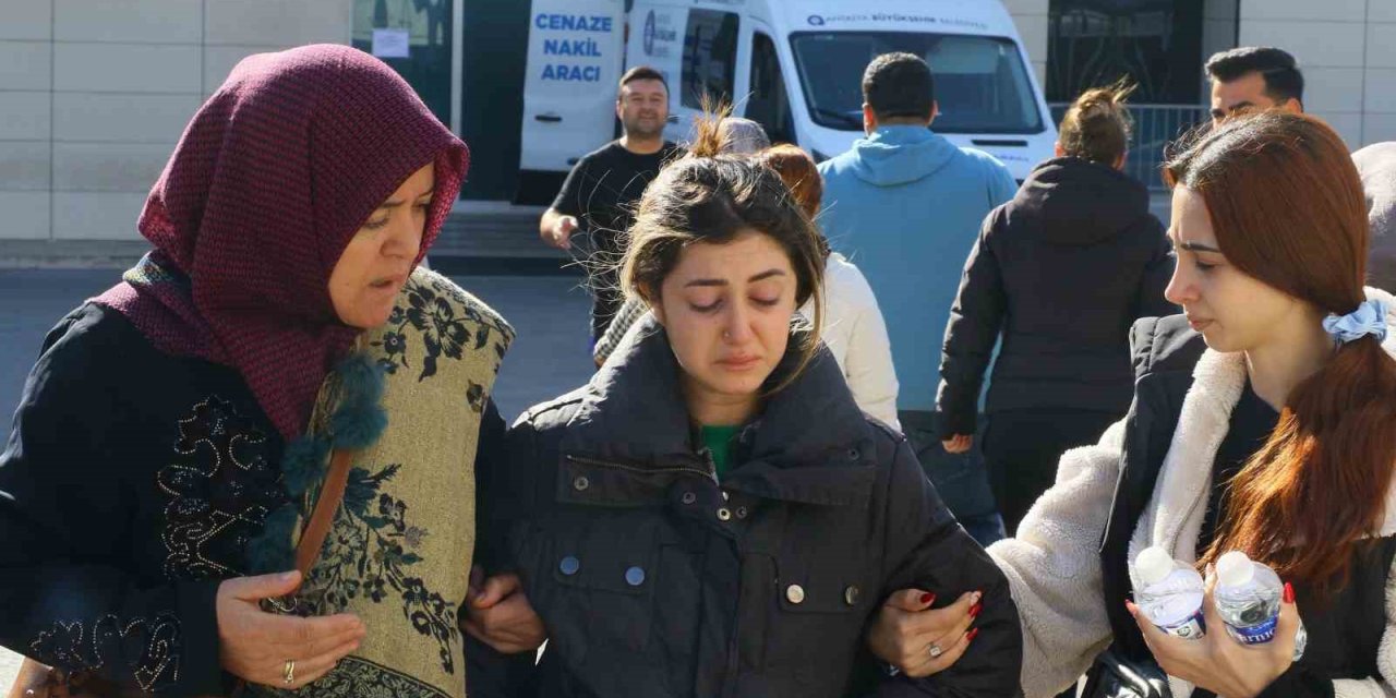 Kıskançlık Cinayetine Kurban Giden Kadının Cenazesi Ağabeyi Ve Kızı Tarafından Teslim Alındı