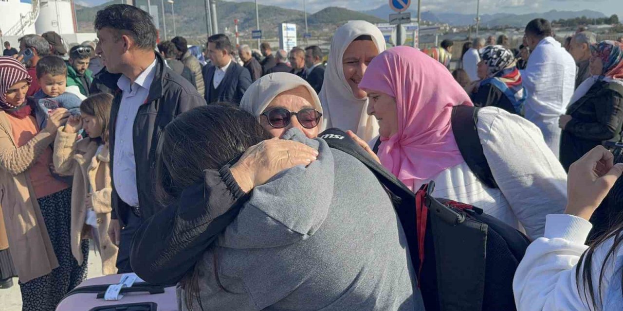 Umre Yolcuları Dualarla Uğurlandı