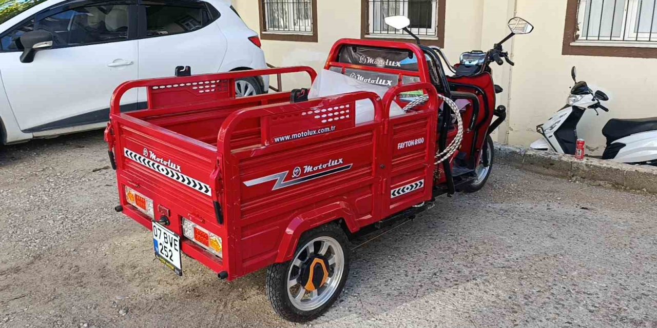 3 Tekerli Motosiklet Virajı Alamayarak Devrildi: 1 Yaralı