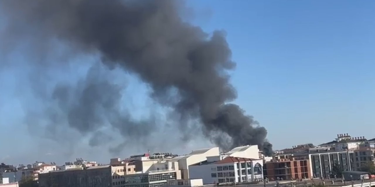 İşçilerin Kaldığı Konteynerler Alev Alev Yandı, Muhabirliğe Soyunan Vatandaş Kayıttan Çıkmayıp ‘itfaiyeyi Arayın’ Dedi