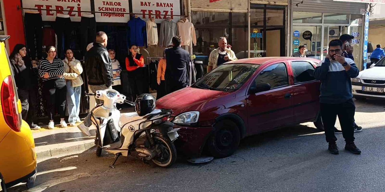 14 Yaşındaki Motosiklet Sürücüsü 3 Araca Çarptı: Kaza Anı Kameralara Yansıdı