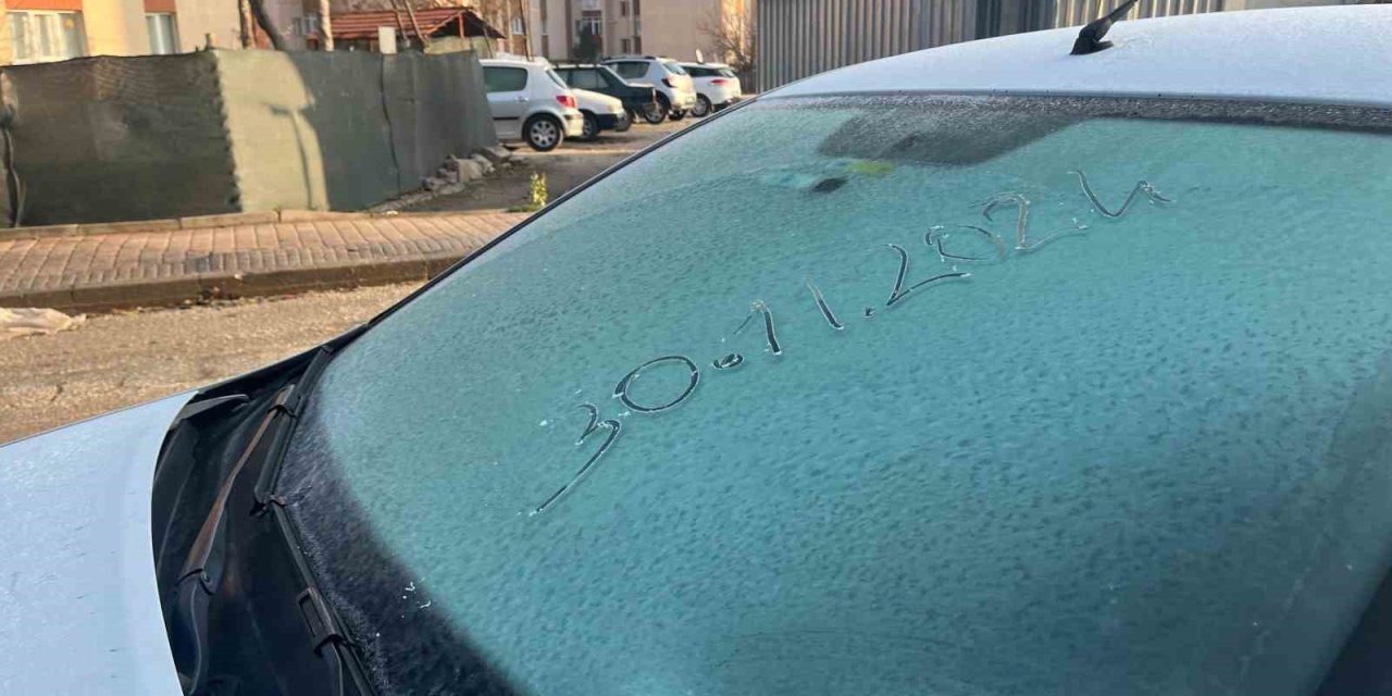 Eskişehir’de Araçların Üzerinde Kırağı Oluştu