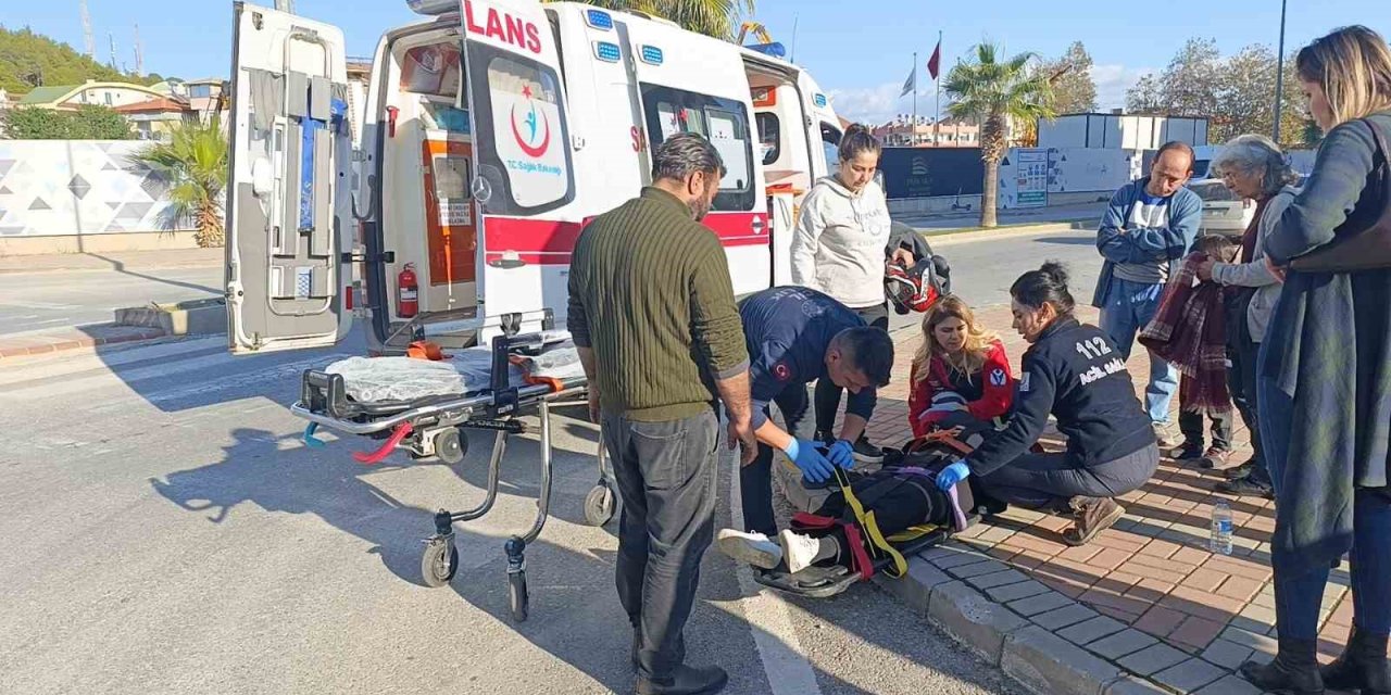 Otomobilin Çarptığı Ehliyetsiz Motosiklet Sürücüsü Yaralandı