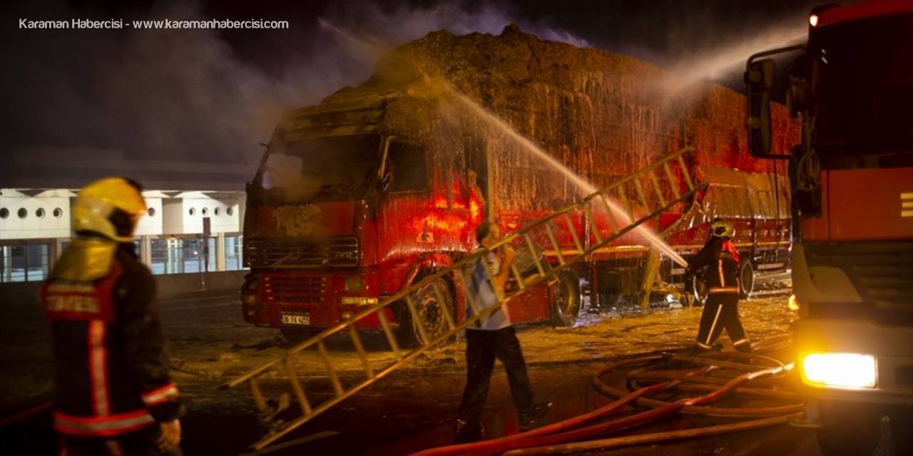 Başkentte Saman Yüklü Kamyon Yandı