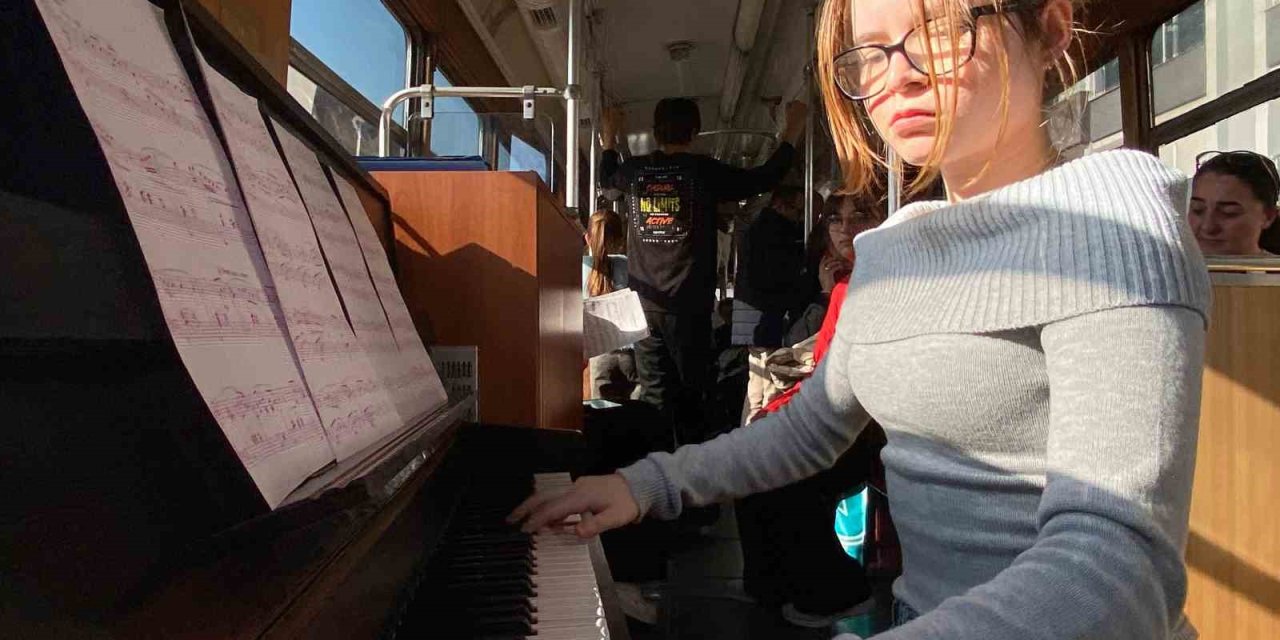 Nostaljik Tramvay Yolcularına Canlı Piyano Resitali