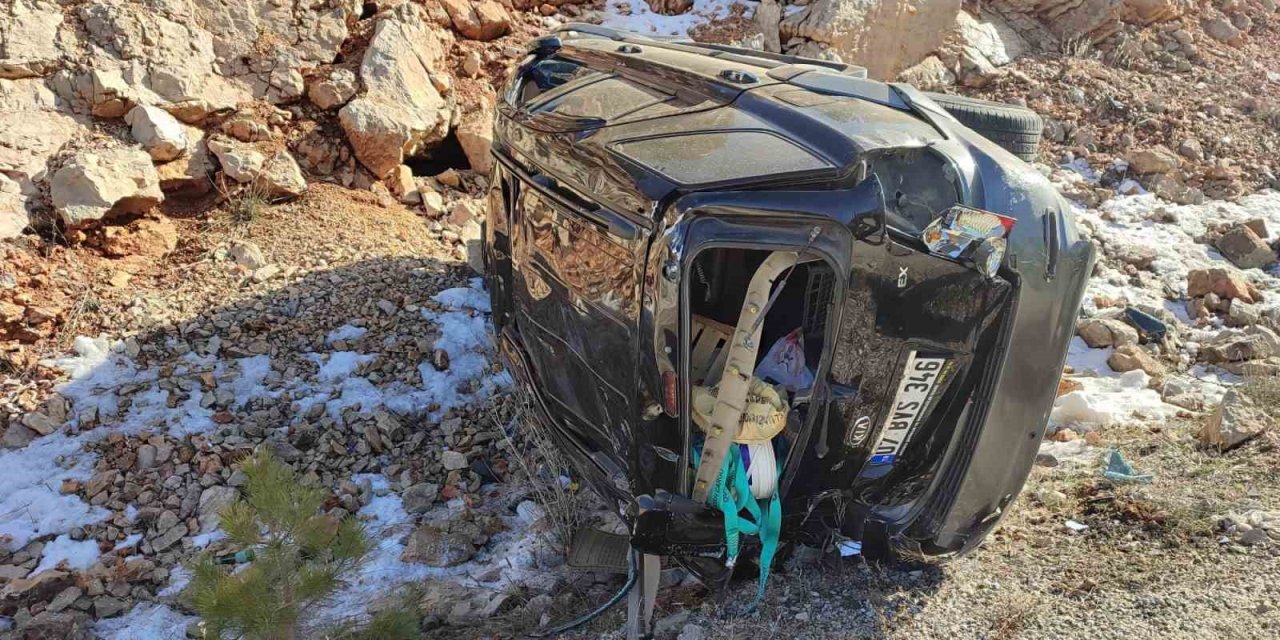 Yolcu Otobüsünün Arkadan Çarptığı Otomobil Devrildi: 3 Yaralı