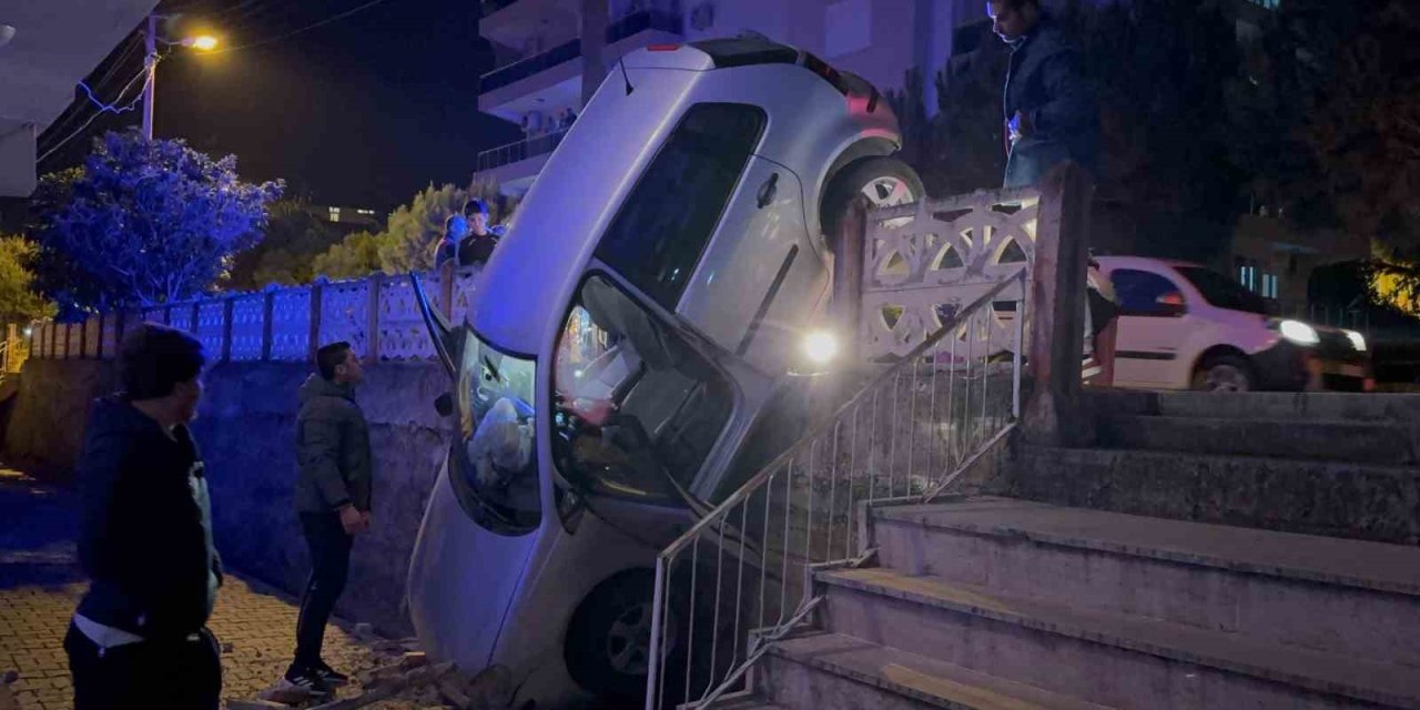 Sürücü Fren Yerine Gaza Basınca Beton Korkulukları Yıkan Araç Bahçe Duvarında Asılı Kaldı