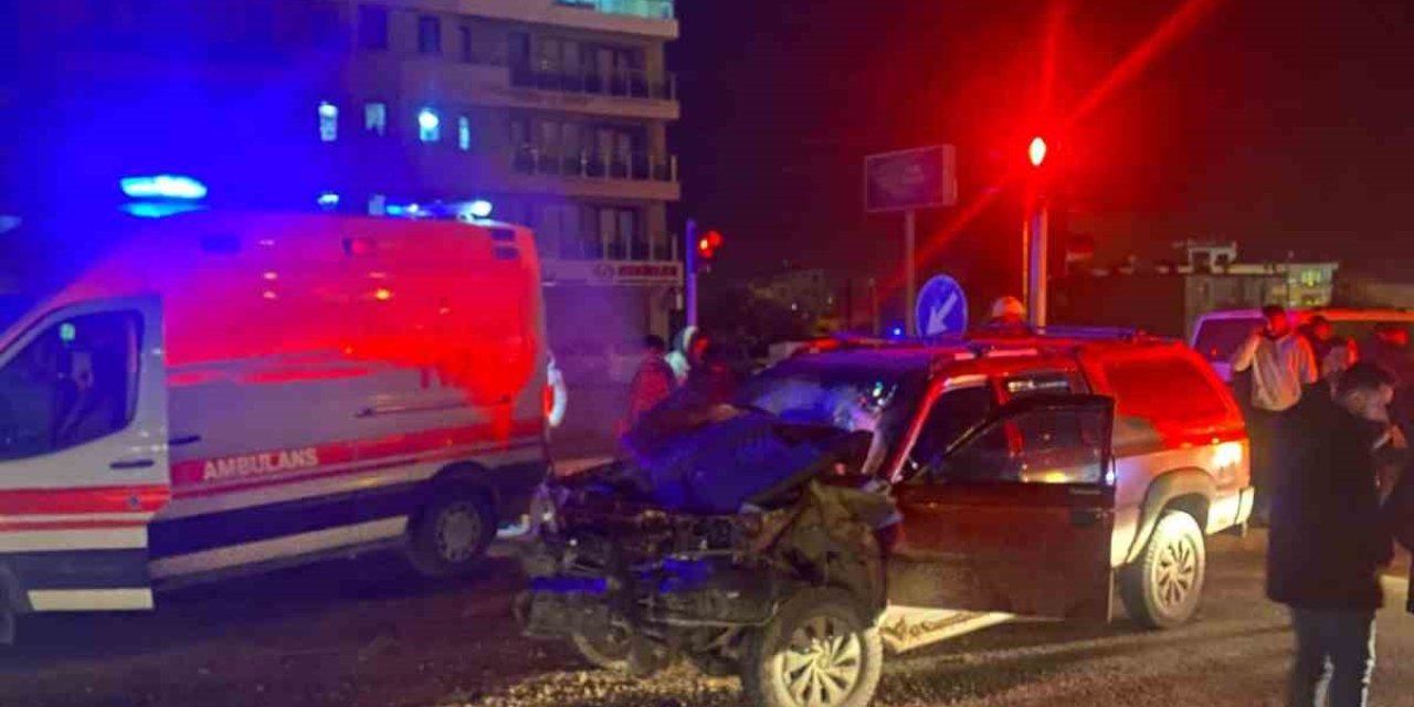 Pikap Tıra Arkadan Çarptı: 2 Yaralı