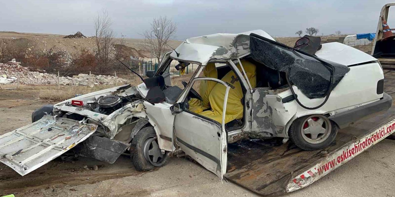 Kontrolden Çıkan Otomobil Beton Elektrik Direğine Çarptı, 18 Yaşındaki Sürücü Hayatını Kaybetti