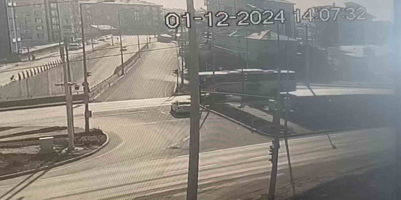 Yolcu Otobüsü Kırmızı Işıkta Bekleyen İki Araca Çarptı: 1 Yaralı