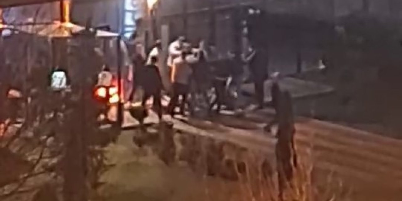 Yerdeki Adamı Aralarına Alıp Tekmelediler