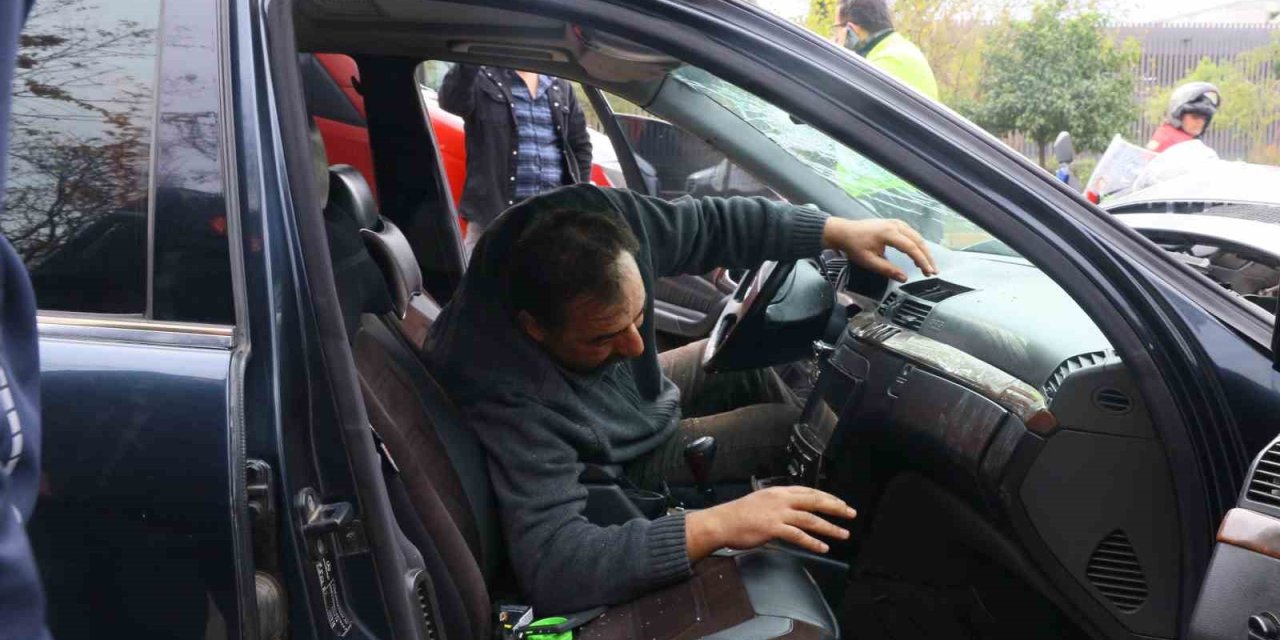 Bariyere ’ok’ Gibi Saplandı, Sıkışan Sürücüyü İtfaiye Çıkardı