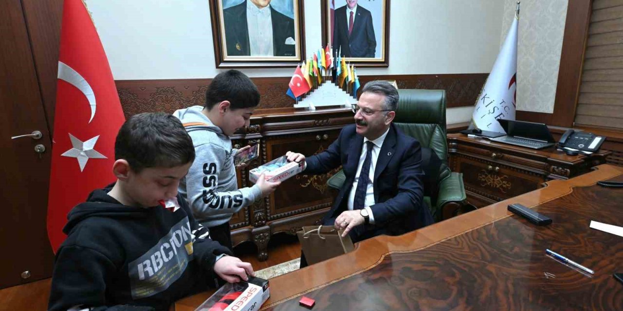 Vali Aksoy, Zihinsel Engelli Çocukları Makamında Ağırladı