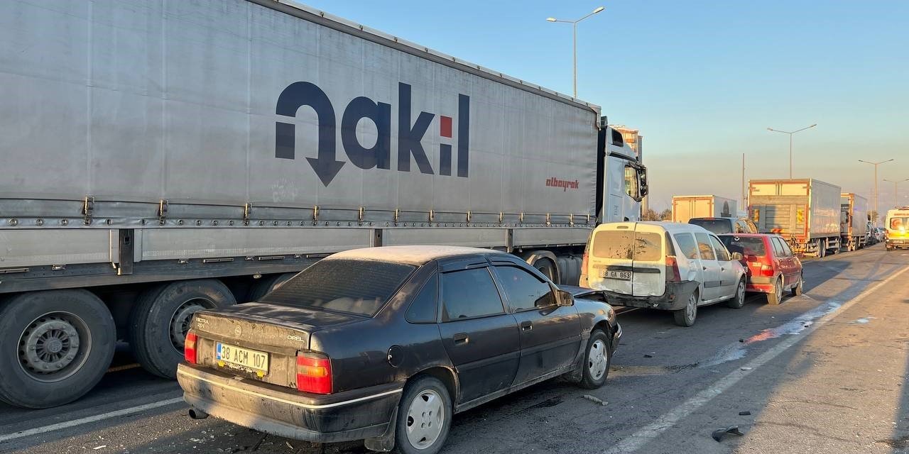 Kayseri’de 3 Aracın Karıştığı Zincirleme Kaza: 2 Yaralı